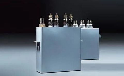 電容器在直流電路中起什么作用？