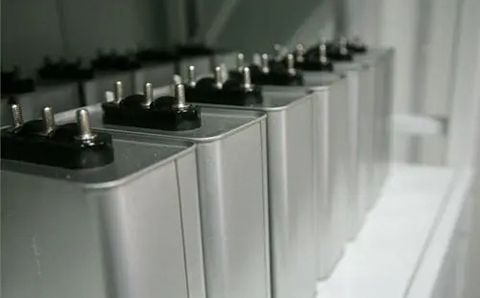哪些因素影響電力電容器的容量？